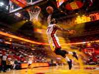 NBA篮球比赛精彩瞬间，球员扣篮